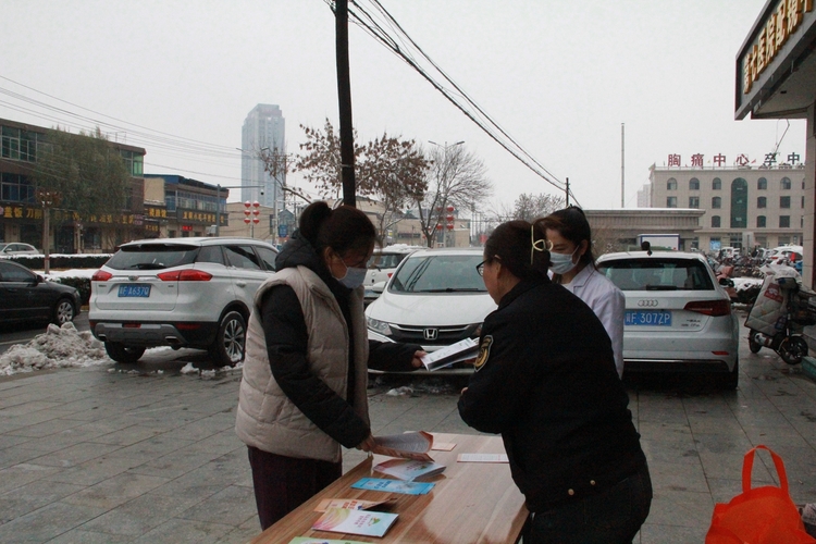 图片默认标题_fororder_市场监管人员为广大居民发放用药安全知识手册 摄影 刘鑫宇