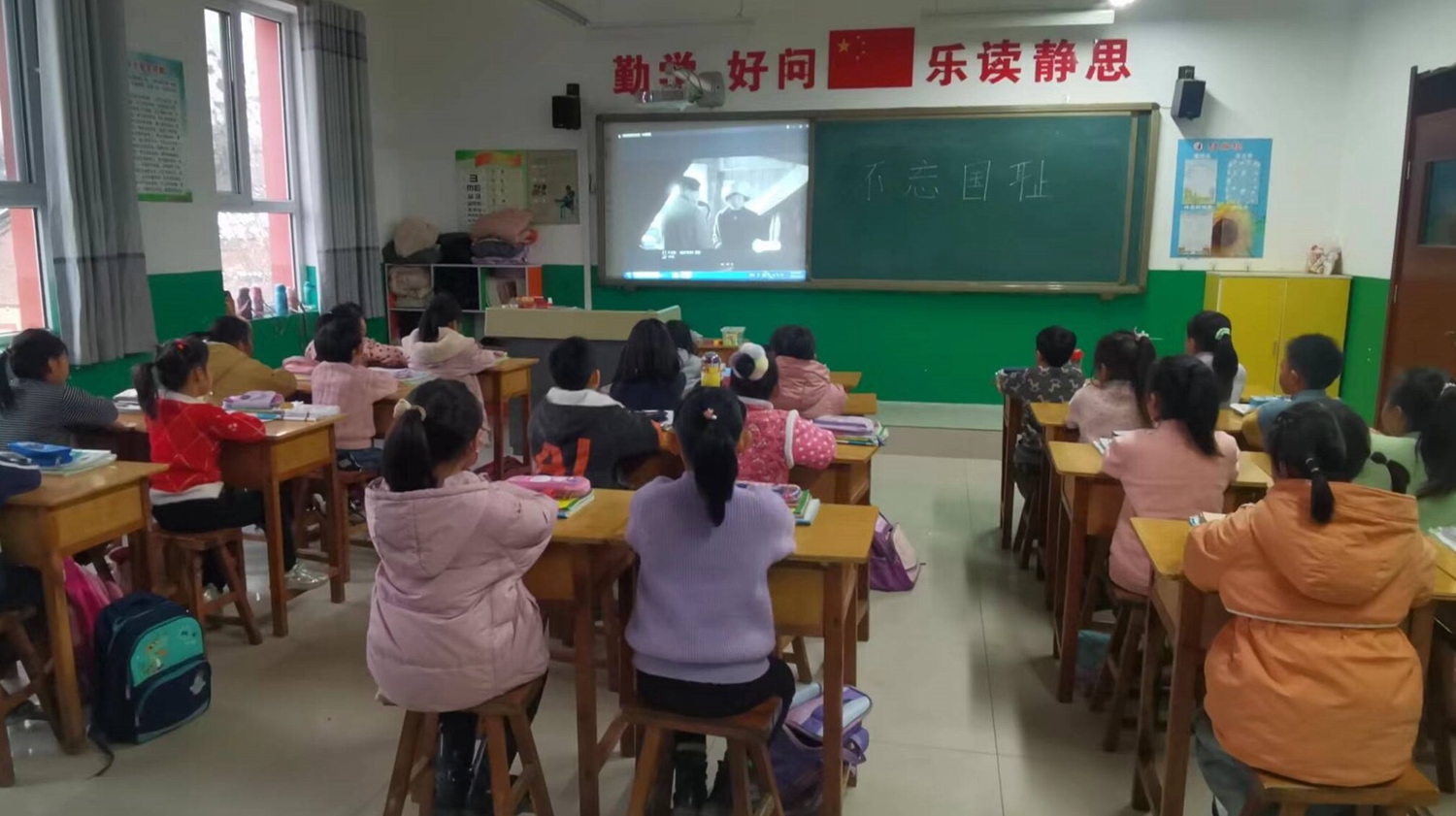 图片默认标题_fororder_学生观看爱国主义电影 摄影 刘俊敏