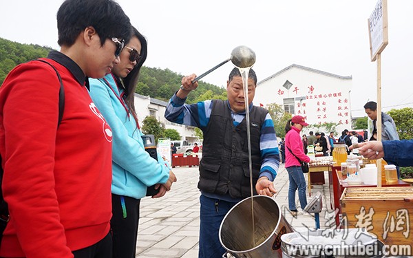 【汽车旅游图片】【十堰】【主页标题】丹江口全域四季游走进丁家营【内容页标题】丹江口全域四季游走进丁家营 游客纷至沓来赏美景尝美食寻乡愁