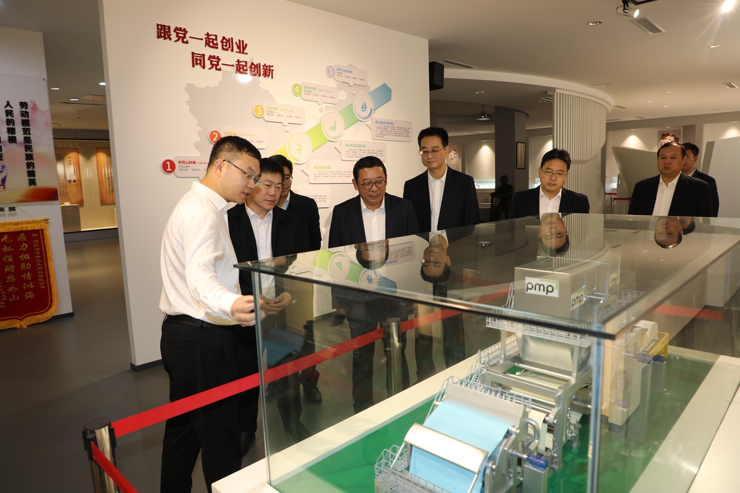 图片默认标题_fororder_领导参观满城区传统生活用纸产业 摄影 黄梦娟.JPG