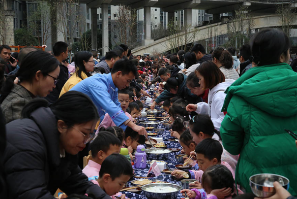 重庆彭水：校园里过“苗年” 沉浸式体验苗家年味_fororder_微信图片_20231215122330