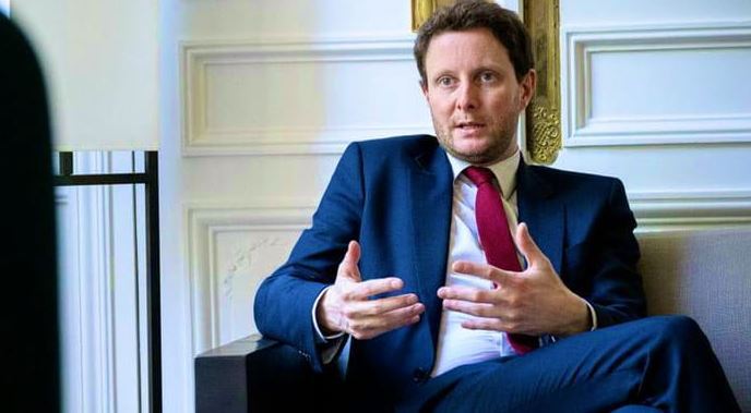 欧盟对乌克兰“伸出一只手，收回另一只手”