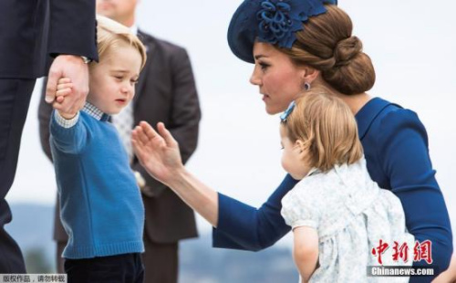 威廉王子夫妇首次携子女一起出访 参加儿童活动