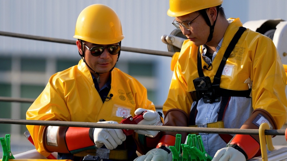 了不起的职业丨中国带电作业工程师让蒙古国小伙儿赞叹
