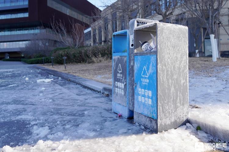 海浪被“冰封”！青岛海边再现“冰挂”奇观！