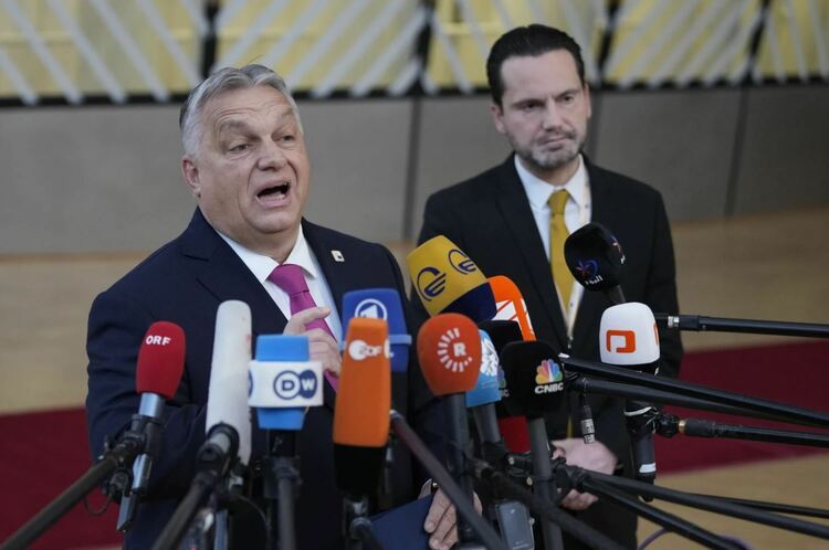 欧盟对乌克兰“伸出一只手，收回另一只手”