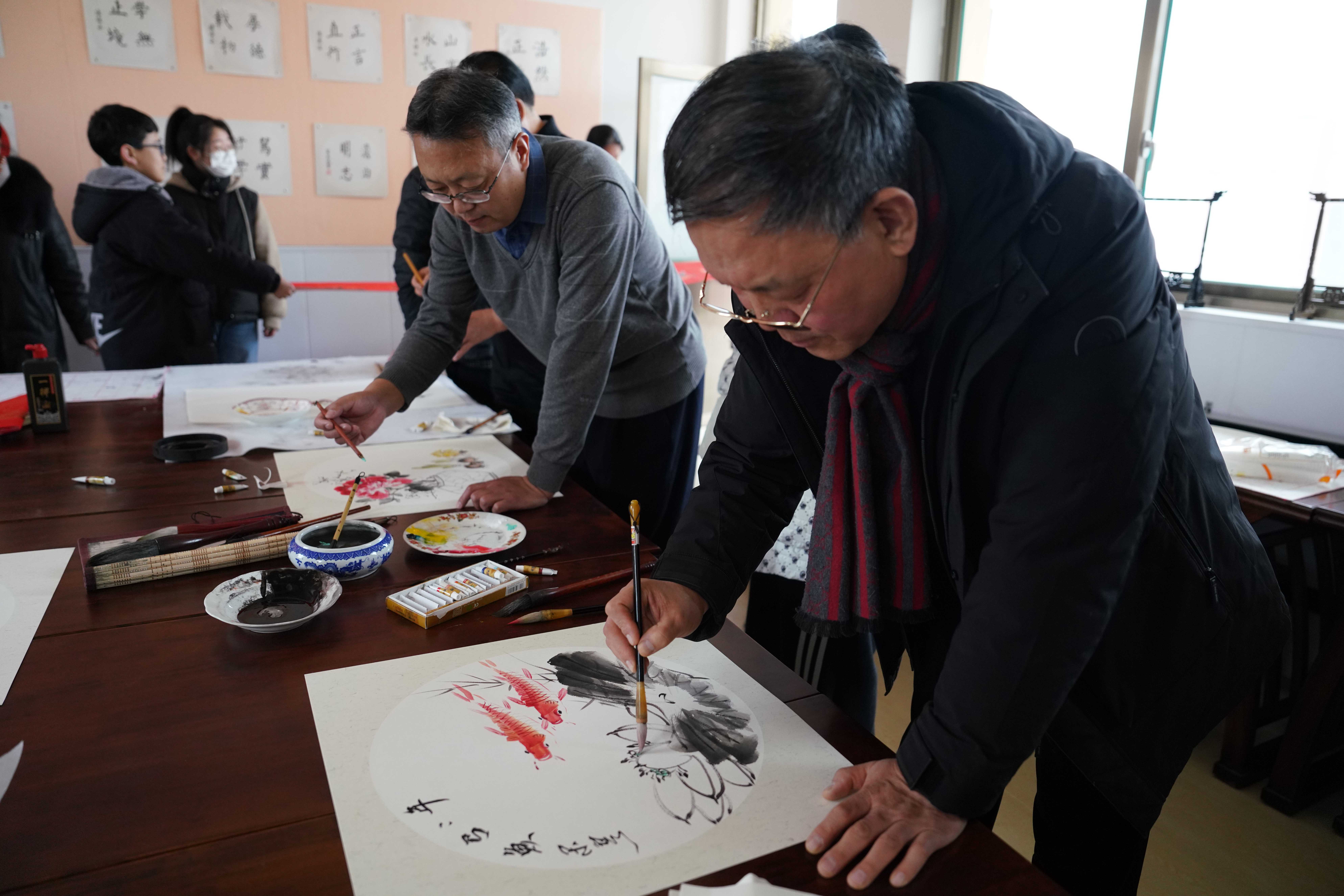 河北清苑：“文化名家工作室”点亮群众文化生活_fororder_孙兰钢（左一）和美术爱好者一起创作中国画作品。摄影 王磊