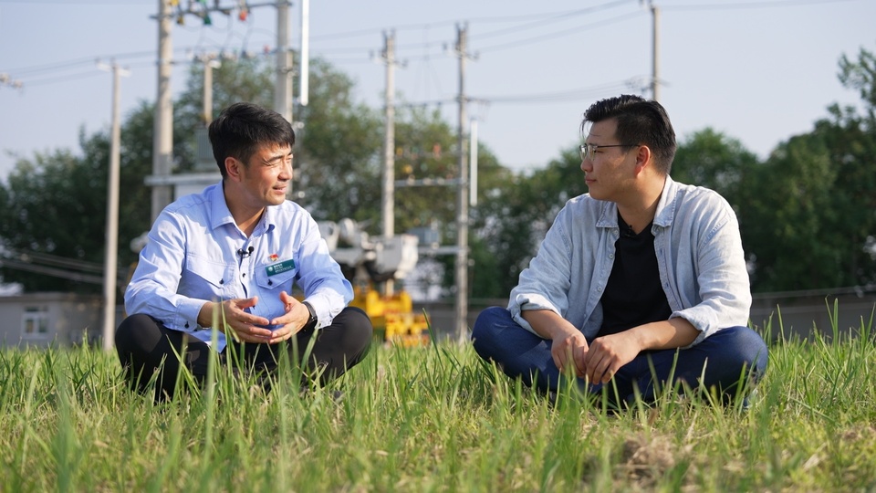 了不起的职业丨中国带电作业工程师让蒙古国小伙儿赞叹