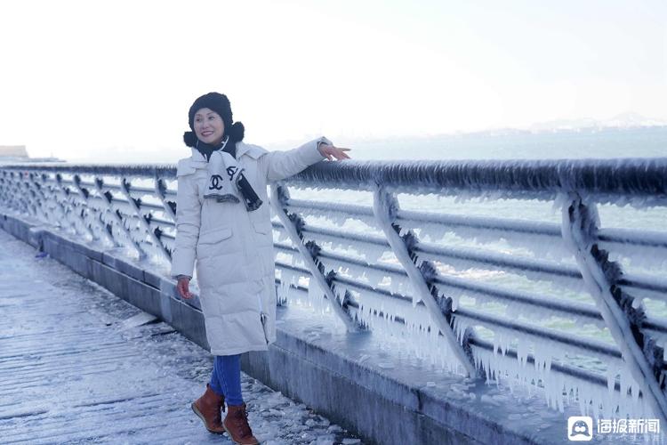 海浪被“冰封”！青岛海边再现“冰挂”奇观！