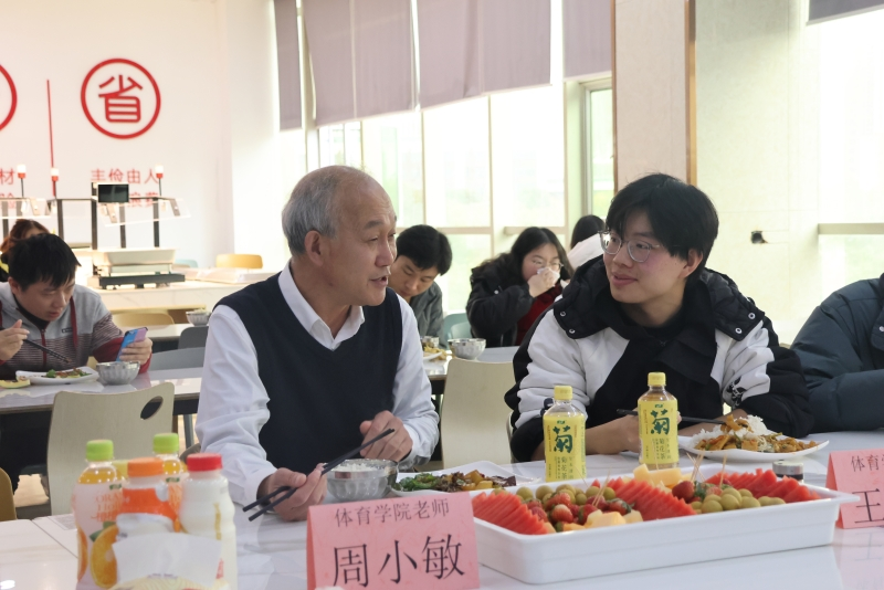 南昌工学院校长康灿华慰问学校学科竞赛及社会实践获奖团队_fororder_图片5