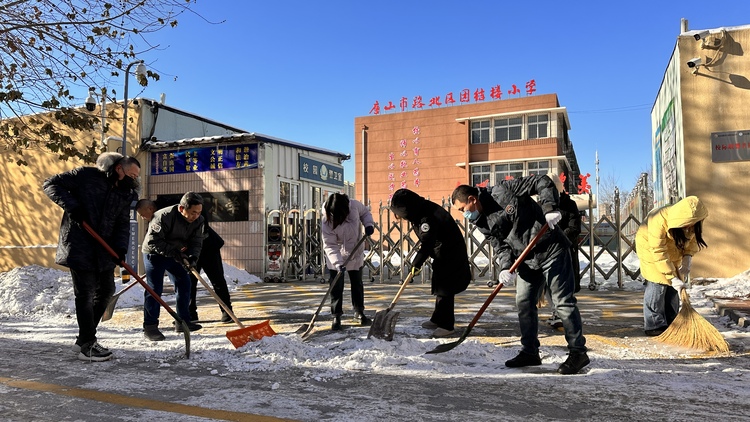 唐山路北：“以雪为令”双报到  志愿服务暖人心_fororder_路北区住建局组织干部职工深入团结里社区开展“双报到”扫雪志愿服务。陈静 摄