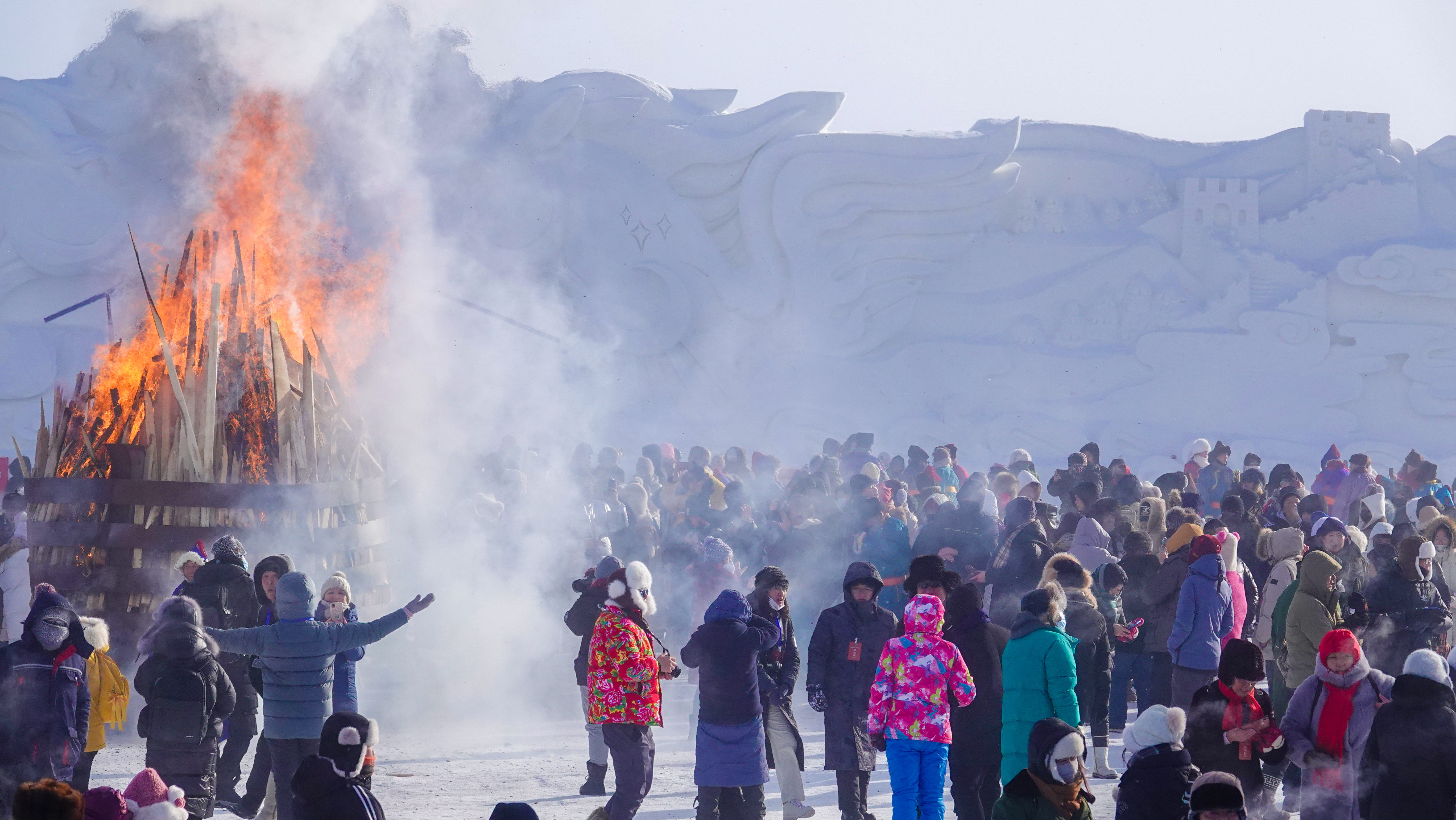 内蒙古呼伦贝尔：万人欢聚草原冰雪那达慕_fororder_12月17日，来自俄罗斯、蒙古国、马来西亚及中国各地的万余名游客在-42°的呼伦贝尔草原上围着篝火载歌载舞。吕昊俊摄 (6).JPG