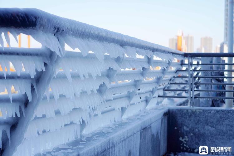 海浪被“冰封”！青岛海边再现“冰挂”奇观！
