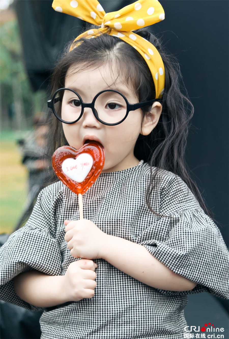 萌神“嘟嘟妹”秒圈粉素人萝莉参加《爸爸4》