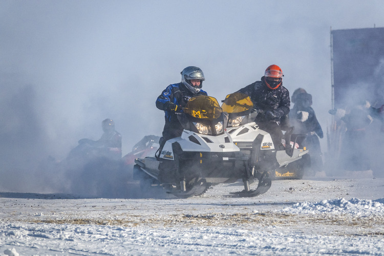 內蒙古呼倫貝爾：萬人歡聚草原冰雪那達慕_fororder_12月17日，遊客在冰雪那達慕現場體驗雪地摩托項目。呂昊俊攝