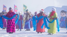 内蒙古呼伦贝尔：万人欢聚草原冰雪那达慕