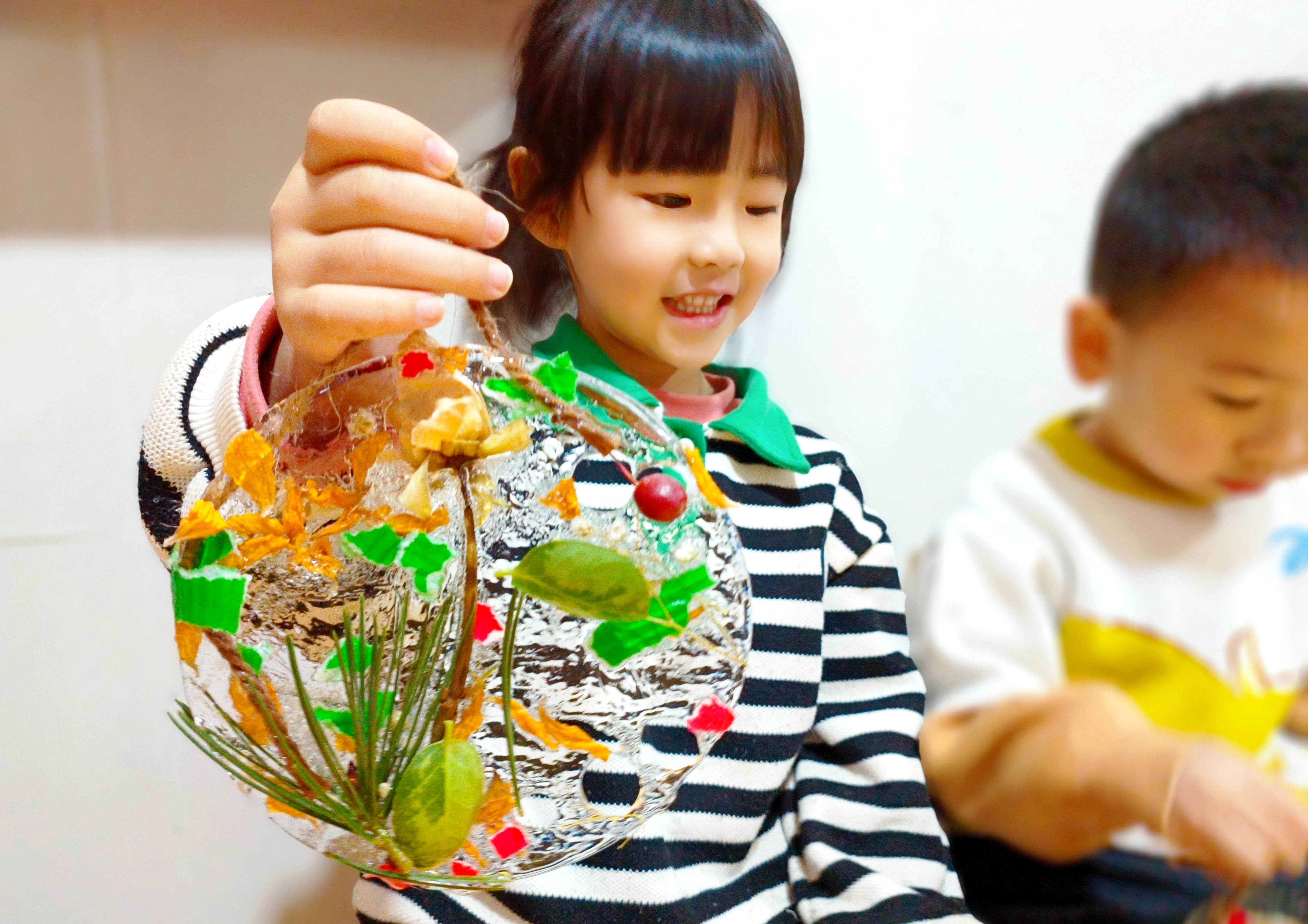 河北唐县：冬日巧手冻冰花_fororder_孩子们制作的冰花    万欣然摄