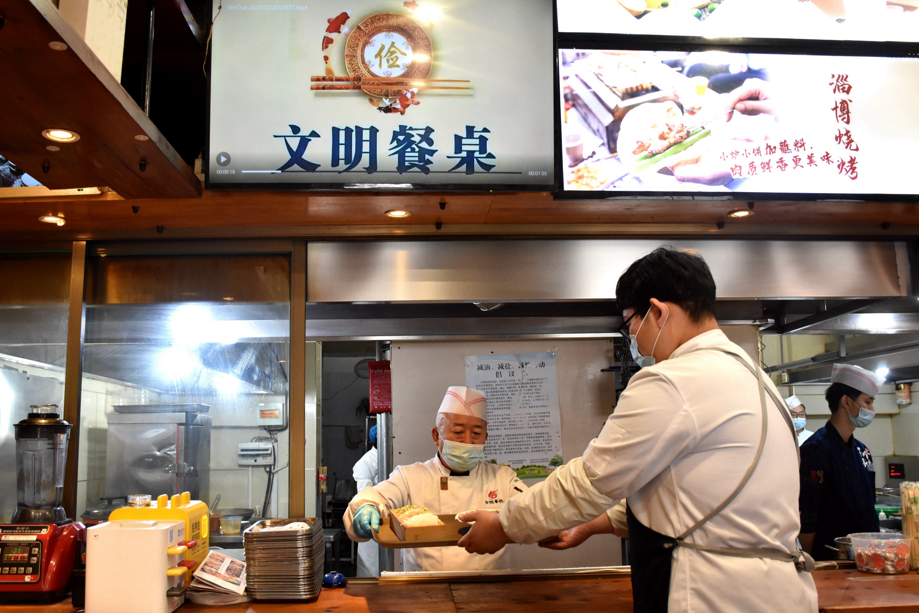 河北清苑：深入推进“文明餐桌”行动 助力文明创建_fororder_餐饮店随处可见“文明餐桌”公益宣传。赵琪摄