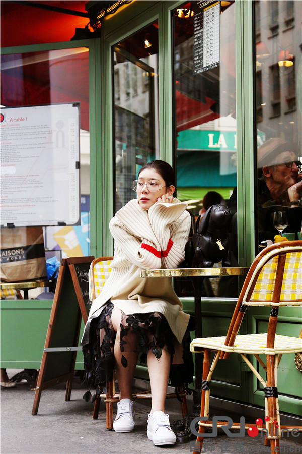 赵雅淇巴黎时装周街拍 高领针织连衣裙简约时尚