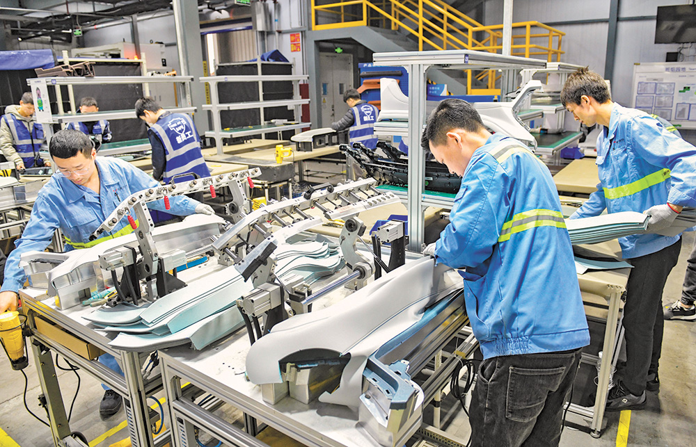 重庆两江新区：“研发+数字化” 汽车饰件企业生产忙