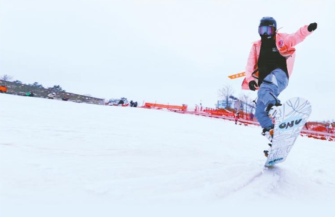 陕西：冰雪经济释放发展“热效应”_fororder_微信图片_20231220095031