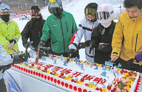 陕西：冰雪经济释放发展“热效应”_fororder_微信图片_20231220095039