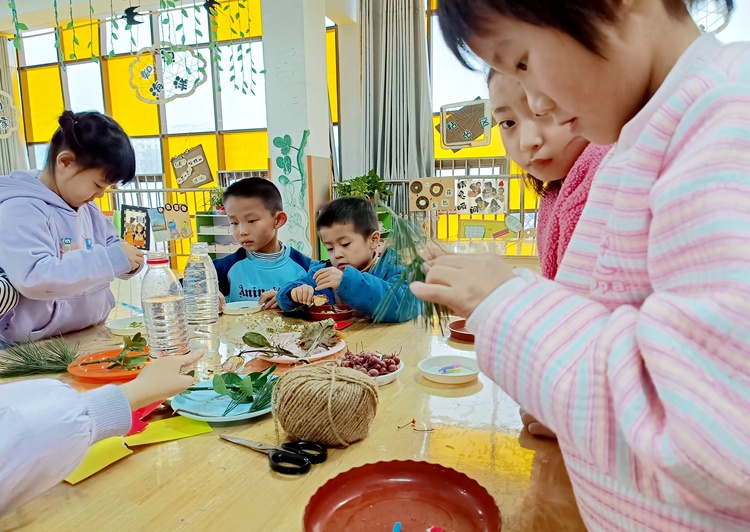 河北唐县：冬日巧手冻冰花_fororder_孩子们一起动手制作冰花  万欣然摄