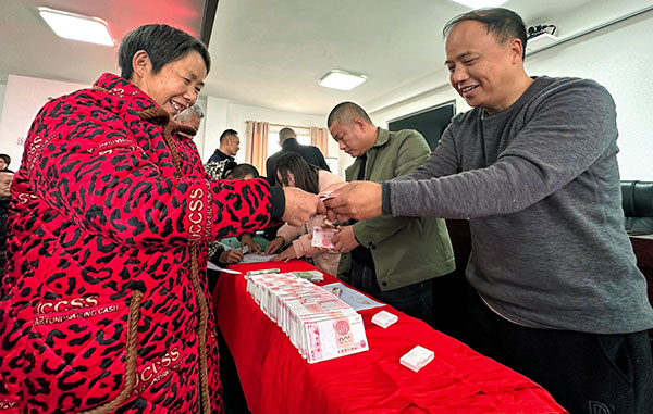 共同分红22万元 眉山仁寿抱团发展特色产业_fororder_发放分红现场--供图-仁寿宣传部