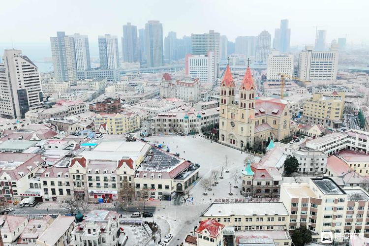山东青岛：白雪纷飞，老城区银装素裹！