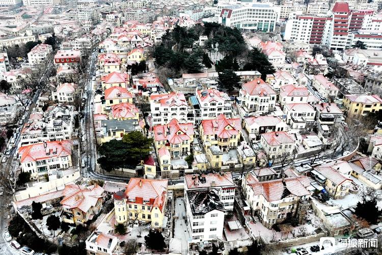 山东青岛：白雪纷飞，老城区银装素裹！