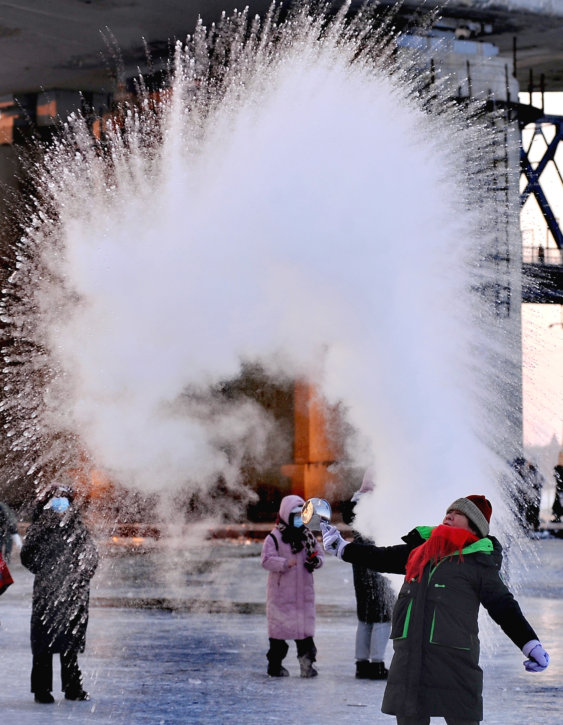 南方遊客組團體驗“潑水成冰”_fororder_hljrb_2_20200980a17074-d955-48eb-ac5b-a2b43080b3cb