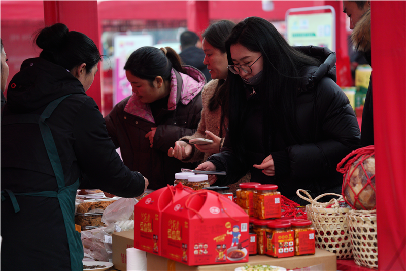 年味进万家 信阳市羊山新区春节消费火热_fororder_图片11