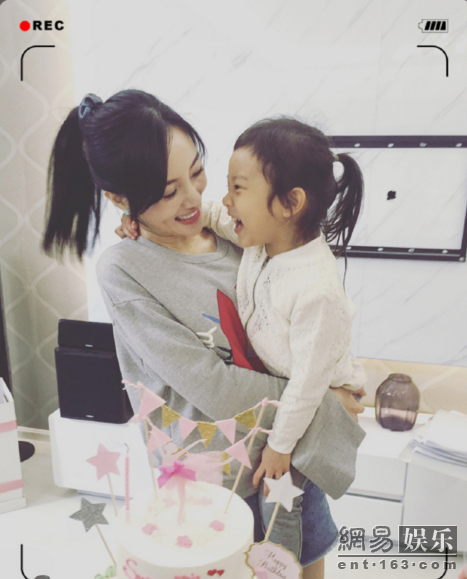 甜馨探班為李小璐慶生 薛之謙也出現在了鏡頭裏