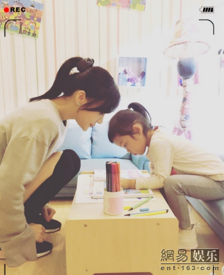 甜馨探班為李小璐慶生 薛之謙也出現在了鏡頭裏