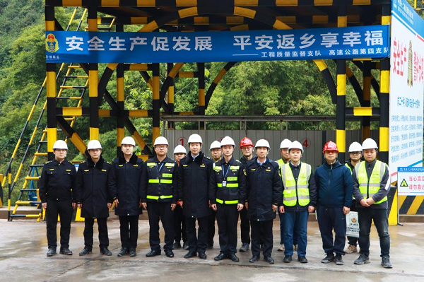 重庆交通执法部门走进施工一线开展安全检查暨“三送”服务_fororder_图片1