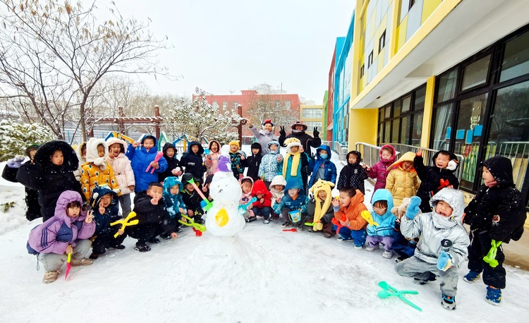 河北唐县：冬日巧手冻冰花_fororder_孩子们与雪娃娃亲密接触，充分感受大自然的神奇   万欣然摄