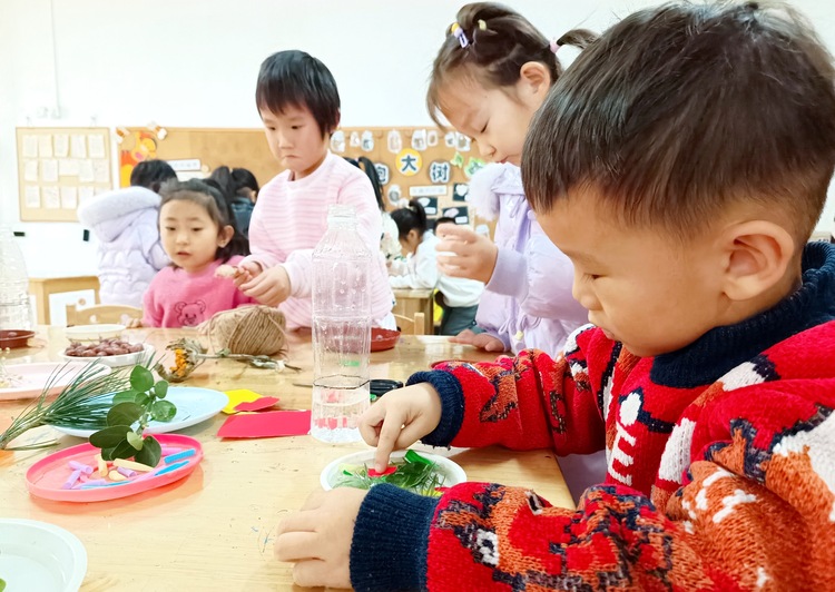 河北唐县：冬日巧手冻冰花_fororder_孩子们精心搭配自己喜欢的植物   万欣然摄