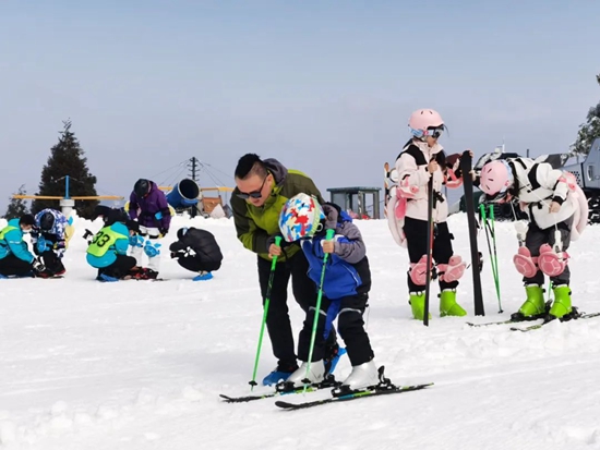 （供稿）體驗冰雪上的“速度與激情” 貴州六盤水玉舍雪山滑雪場開門迎客_fororder_640冰雪