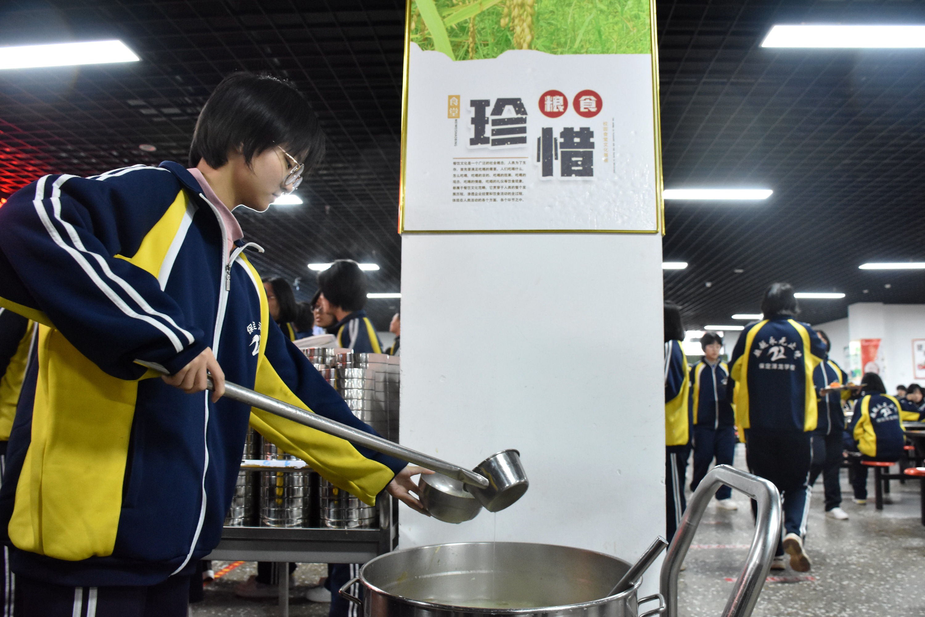 河北清苑：深入推进“文明餐桌”行动 助力文明创建_fororder_清苑区泽龙中学食堂，“文明餐桌”宣传随处可见。赵琪摄