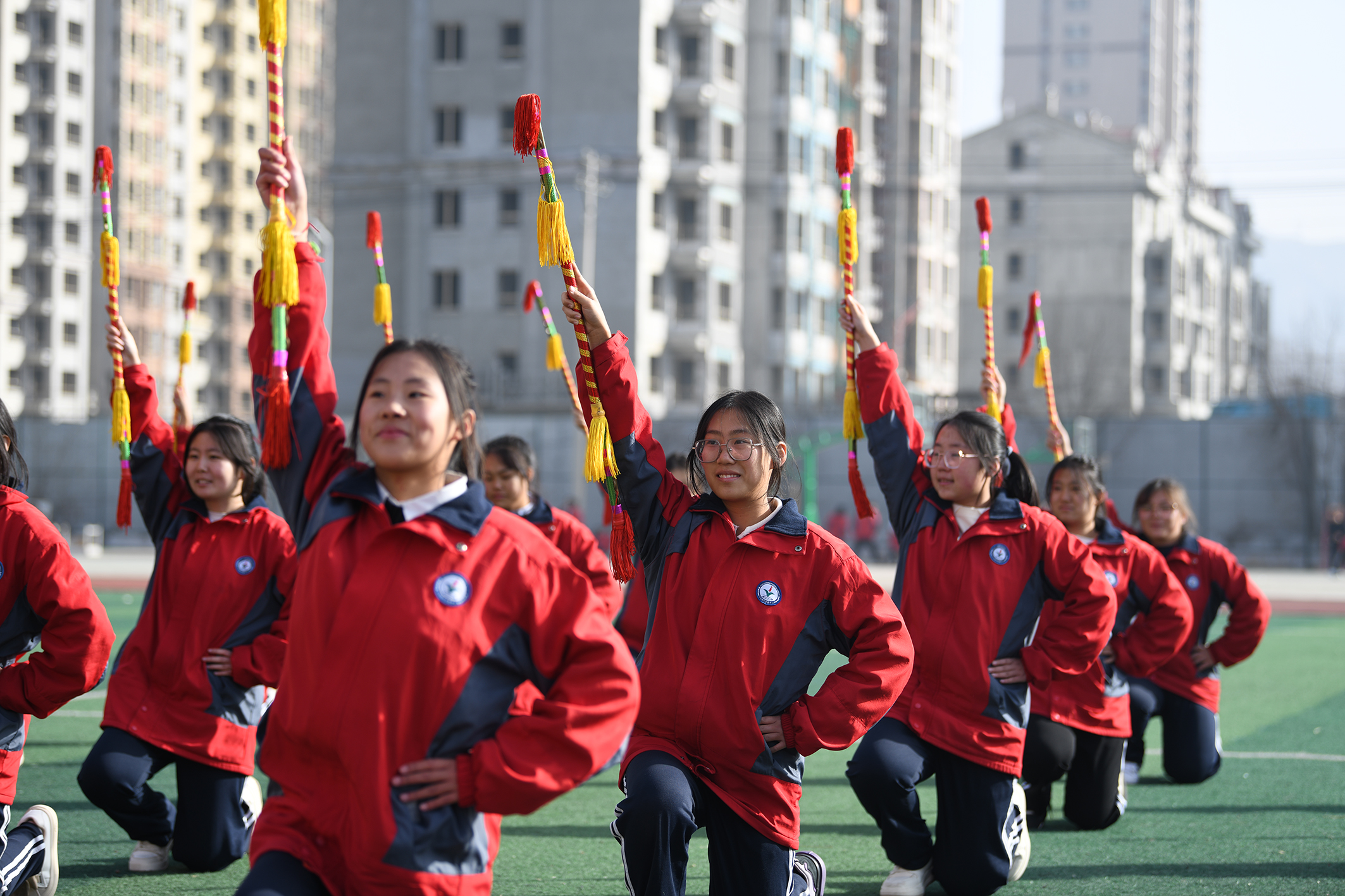 河北隆化：非遗“霸王鞭” 传承在校园_fororder_4