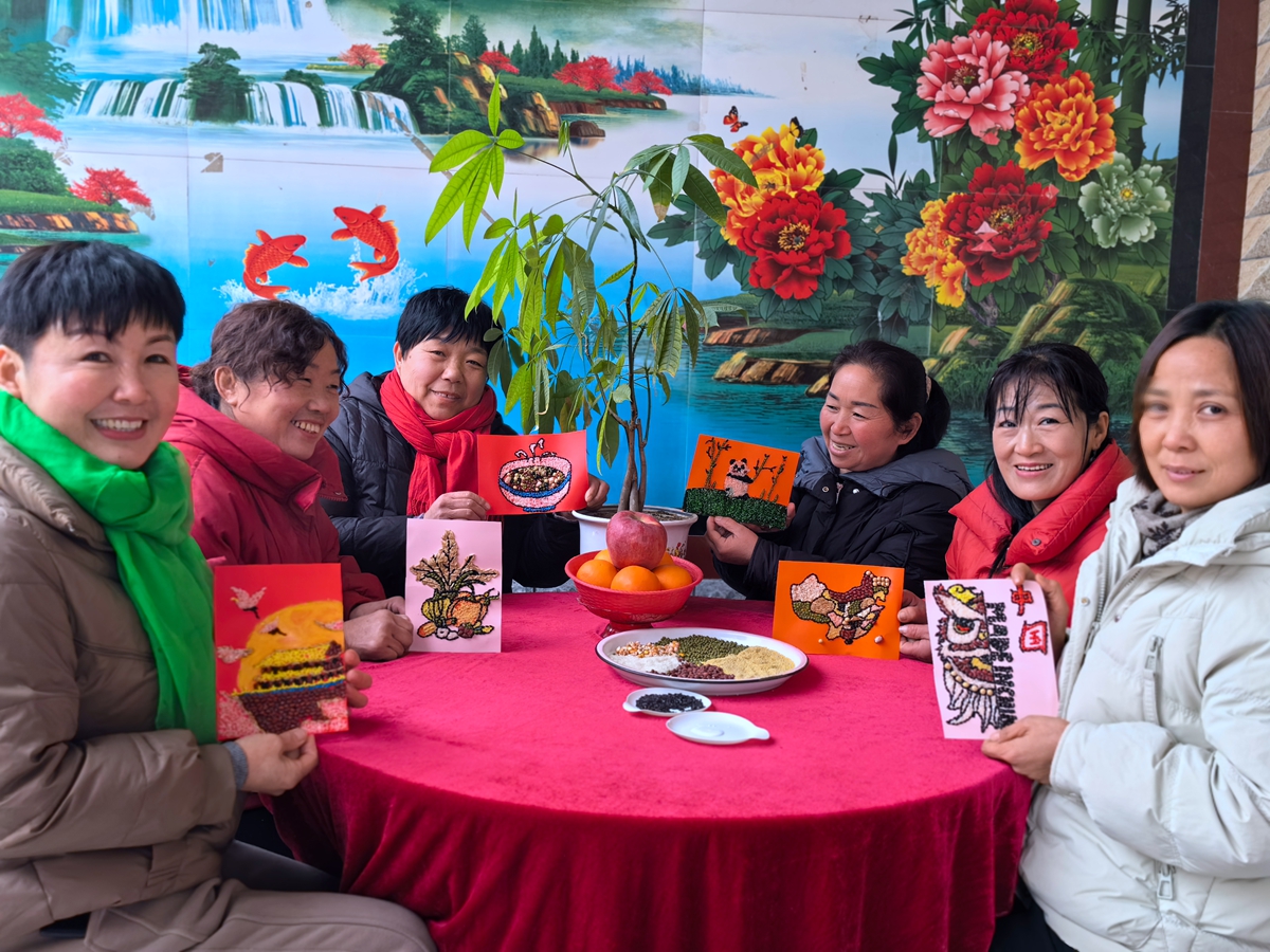 图片默认标题_fororder_满城区大册营镇方上村村民展示制作好的种子画 摄影 李红晨