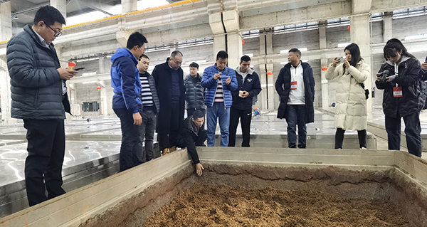 （最大 附链接）2023宜宾市南溪区白酒产区推介会举行_fororder_与会嘉宾代表考察南溪酒业-摄影-高学兵