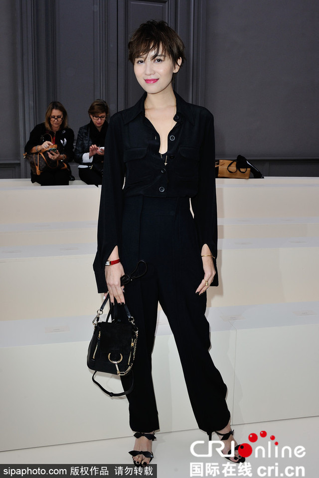 美出新高度!宋佳短发柔美干练巴黎看秀