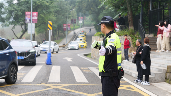 重庆交巡警以精细管理破解难题 让红岩文化景区交通管理呈现新面貌_fororder_图片6