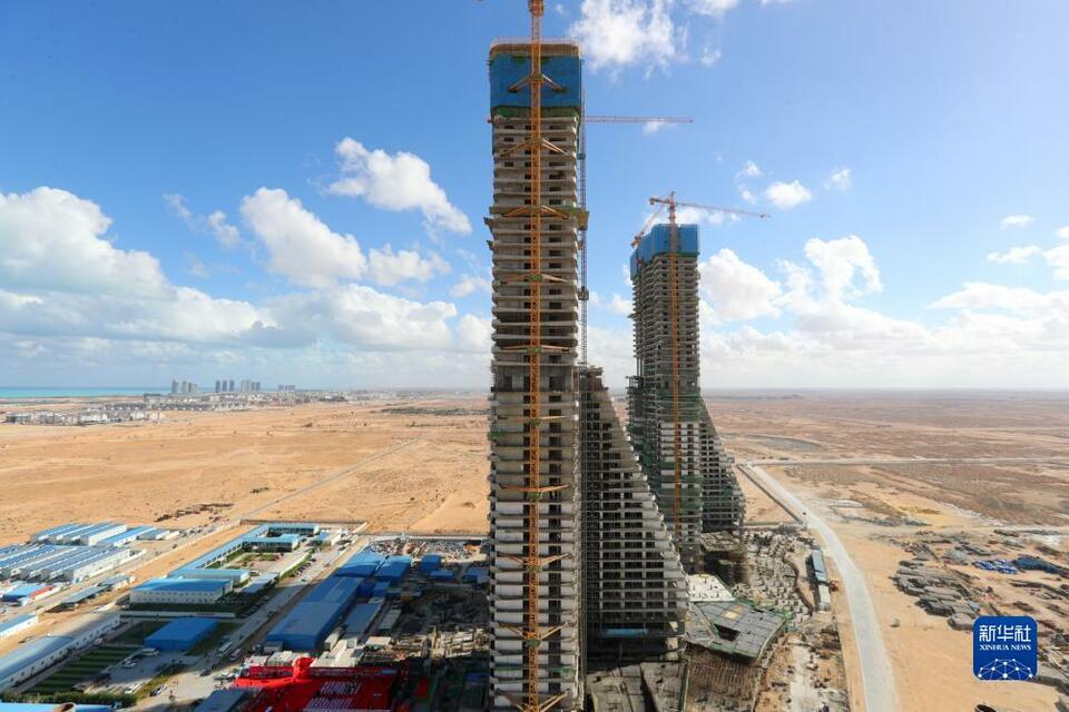 中企承建埃及阿拉曼新城超高綜合體首個單體建築封頂