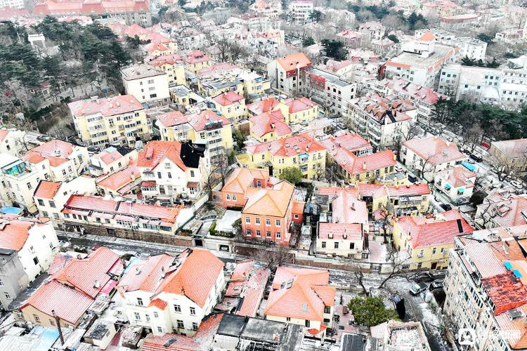 山东青岛：白雪纷飞，老城区银装素裹！