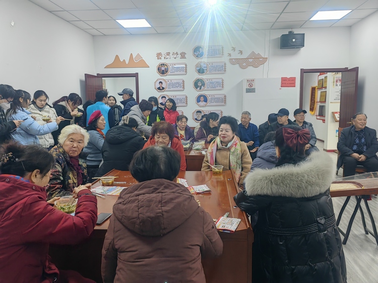 西安市長安區:居民群眾齊歡聚 餃子飄香情亦滿_fororder_微信圖片_20231221134408