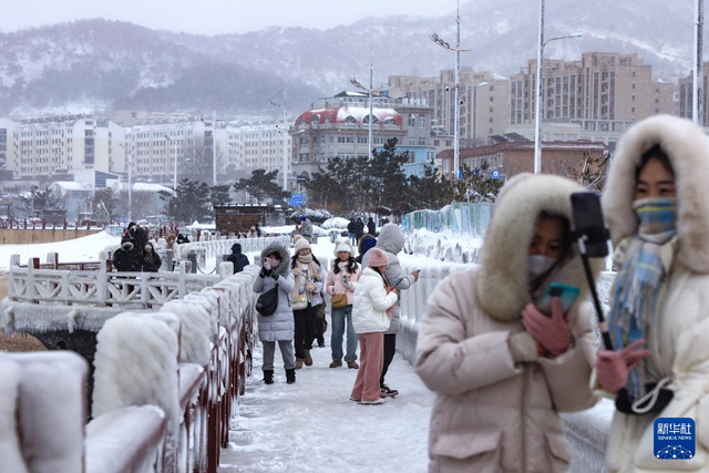 山东威海：雪后海滨现冰凌美景