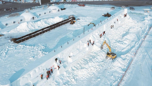 遊客們在長春冰雪新天地體驗冰雪娛樂項目_fororder_2
