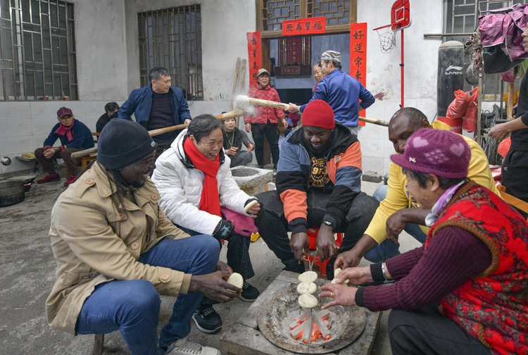 外國友人體驗打糍粑喝油茶 沉浸式感受桂林鄉村年味_fororder_圖片6